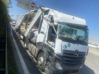 Verkehrsunfall auf der A1 – LKW prallte gegen Brückenpfeiler photo_2020-04-23_14-17-39.jpg