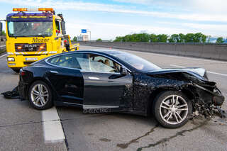 Tesla auf Autobahn geschrottet FOKE_2020050107291844_019.jpg