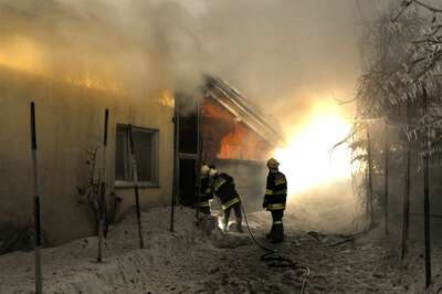 Nächtliches Feuer im Ortszentrum brand-oberneukirchen-09.jpg