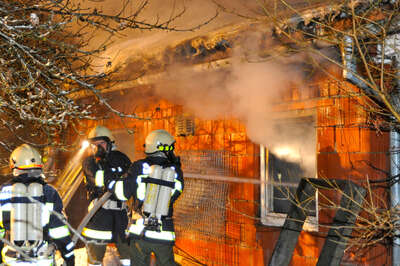 Nächtliches Feuer im Ortszentrum brand-oberneukirchen-16.jpg