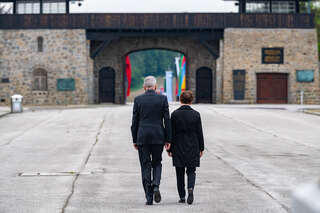 Gedenktag: Bundespräsident bei Kranzniederlegung in Mauthausen FOKE_2020050511102072_027.jpg