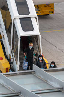 213 Erntehelfer aus der Ukraine am Linzer Flughafen gelandet FOKE_2020050819370458_014.jpg