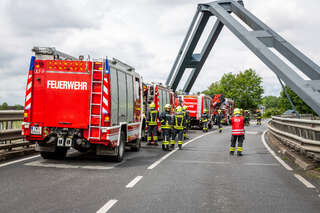 Kleinlaster auf Brücke in Schräglage zum Stillstand gekommen BAYER_AB2_2596.jpg