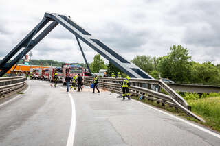 Kleinlaster auf Brücke in Schräglage zum Stillstand gekommen BAYER_AB2_2604.jpg
