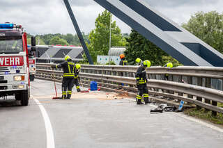 Kleinlaster auf Brücke in Schräglage zum Stillstand gekommen BAYER_AB2_2607.jpg