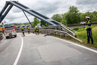 Kleinlaster auf Brücke in Schräglage zum Stillstand gekommen BAYER_AB2_2612.jpg