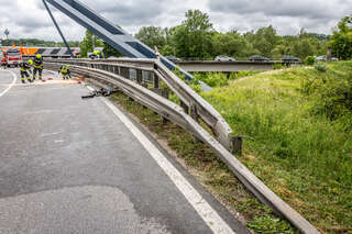 Kleinlaster auf Brücke in Schräglage zum Stillstand gekommen BAYER_AB2_2616.jpg