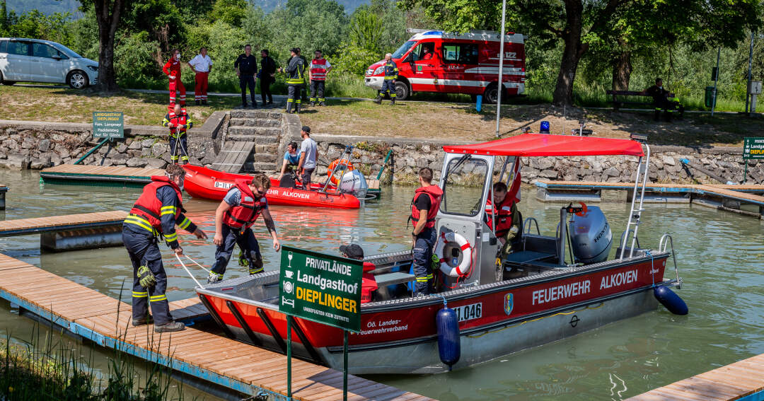 Bei Mäharbeiten in Donau gestürzt und von Feuerwehrboot gerettet