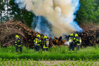 Brand eines Holzhaufens neben Feldkirchner Badesee 20200521_184324_219.jpg