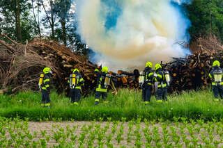 Brand eines Holzhaufens neben Feldkirchner Badesee 20200521_184335_213.jpg
