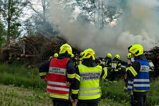 Brand eines Holzhaufens neben Feldkirchner Badesee FOKE_2020052118521020787_007.jpg