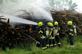 Brand eines Holzhaufens neben Feldkirchner Badesee FOKE_2020052119011020827_002.jpg