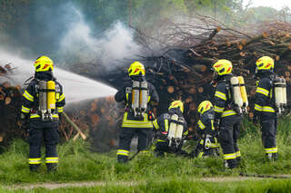 Brand eines Holzhaufens neben Feldkirchner Badesee FOKE_2020052119071020842_003.jpg