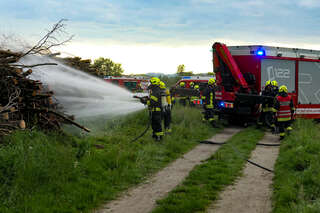 Brand eines Holzhaufens neben Feldkirchner Badesee FOKE_2020052119161030017_001.jpg