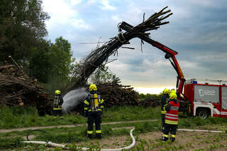 Brand eines Holzhaufens neben Feldkirchner Badesee FOKE_2020052119341030051_004.jpg