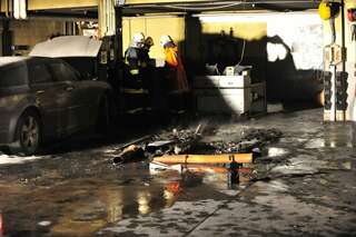 Fahrzeugbrand in Werkstatthalle fahrzeugbrand-14.jpg