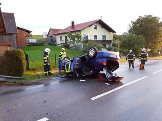 Fahrzeug landet nach Verkehrsunfall am Dach received_1587777924712488.jpeg