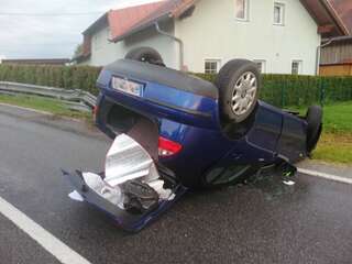 Fahrzeug landet nach Verkehrsunfall am Dach received_2405935713046065.jpeg