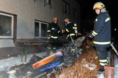 Wohnhausbrand: Kommandant rettet Mutter von zwei Kinder über Leiter brand-freistadt-04.jpg