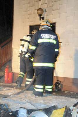 Wohnhausbrand: Kommandant rettet Mutter von zwei Kinder über Leiter brand-freistadt-08.jpg