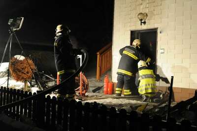 Wohnhausbrand: Kommandant rettet Mutter von zwei Kinder über Leiter brand-freistadt-09.jpg