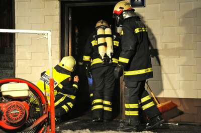 Wohnhausbrand: Kommandant rettet Mutter von zwei Kinder über Leiter brand-freistadt-16.jpg