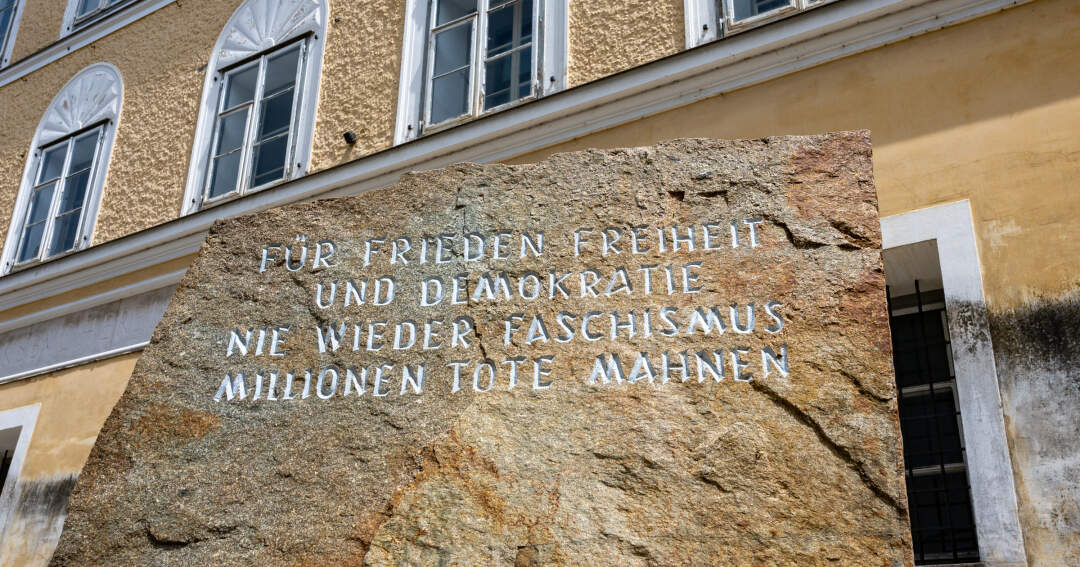 Verbleib von Gedenkstein vor Hitler-Geburtshaus wieder unklar