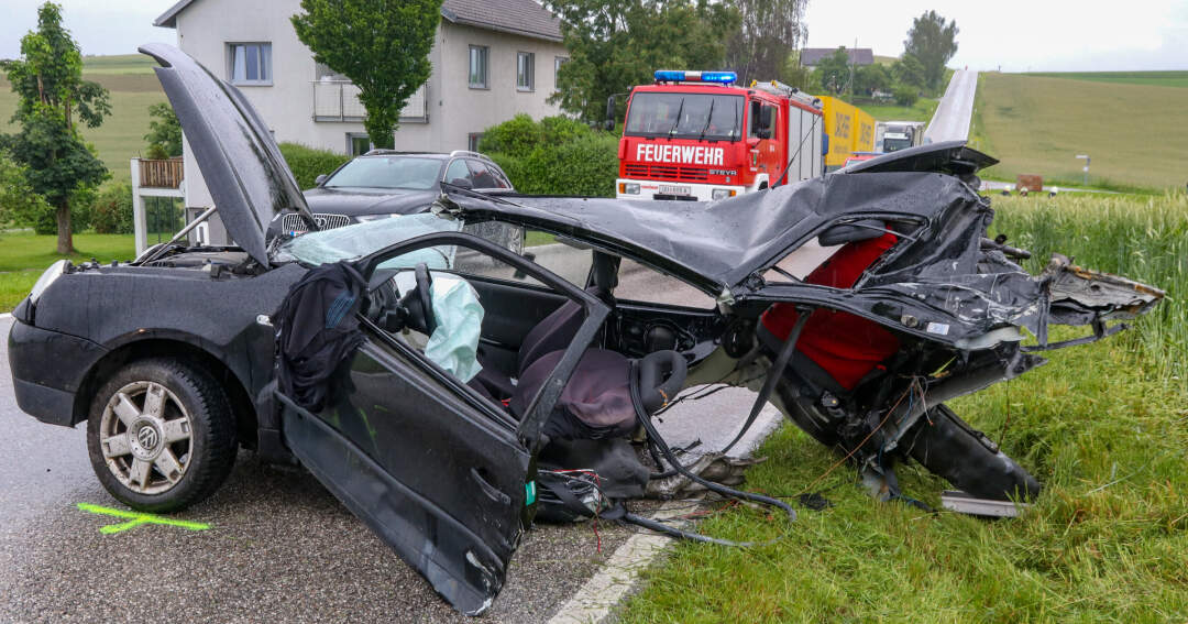 Titelbild: Rettungssanitäter und Feuerwehrmänner als Ersthelfer bei schwerem Verkehrsunfall