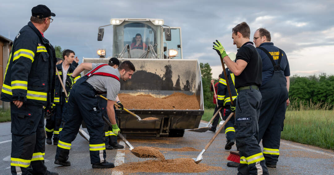 LKW verliert Weizen – Feuerwehr Enns reinigte die Fahrbahn