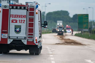 LKW verliert Weizen – Feuerwehr Enns reinigte die Fahrbahn FOKE_2020061020414393_041.jpg
