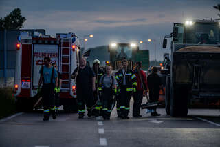 LKW verliert Weizen – Feuerwehr Enns reinigte die Fahrbahn FOKE_2020061021084401_049.jpg