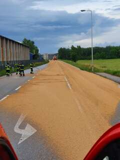 LKW verliert Weizen – Feuerwehr Enns reinigte die Fahrbahn IMG-20200610-WA0010.jpg