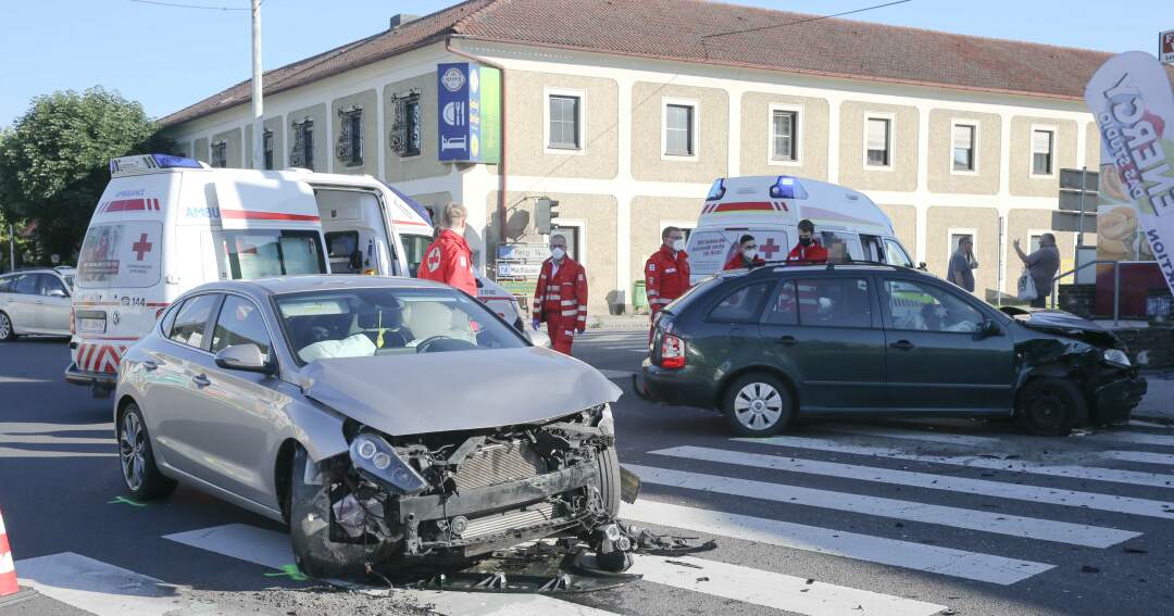 Kreuzungs-Crash in Ennsdorf fordert zwei Verletzte