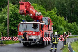 Pkw-Lenker stürzte über 20 Meter hohe Böschung FOKE_2020061516584775_005.jpg