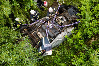 Pkw-Lenker stürzte über 20 Meter hohe Böschung FOKE_2020061517120086_025.jpg