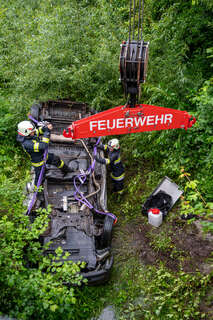 Pkw-Lenker stürzte über 20 Meter hohe Böschung FOKE_2020061517164778_008.jpg