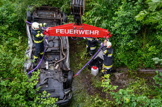 Pkw-Lenker stürzte über 20 Meter hohe Böschung FOKE_2020061517184782_012.jpg