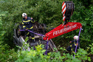 Pkw-Lenker stürzte über 20 Meter hohe Böschung FOKE_2020061517184783_013.jpg