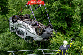 Pkw-Lenker stürzte über 20 Meter hohe Böschung FOKE_2020061517224787_017.jpg