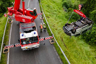 Pkw-Lenker stürzte über 20 Meter hohe Böschung FOKE_2020061517270100_039.jpg