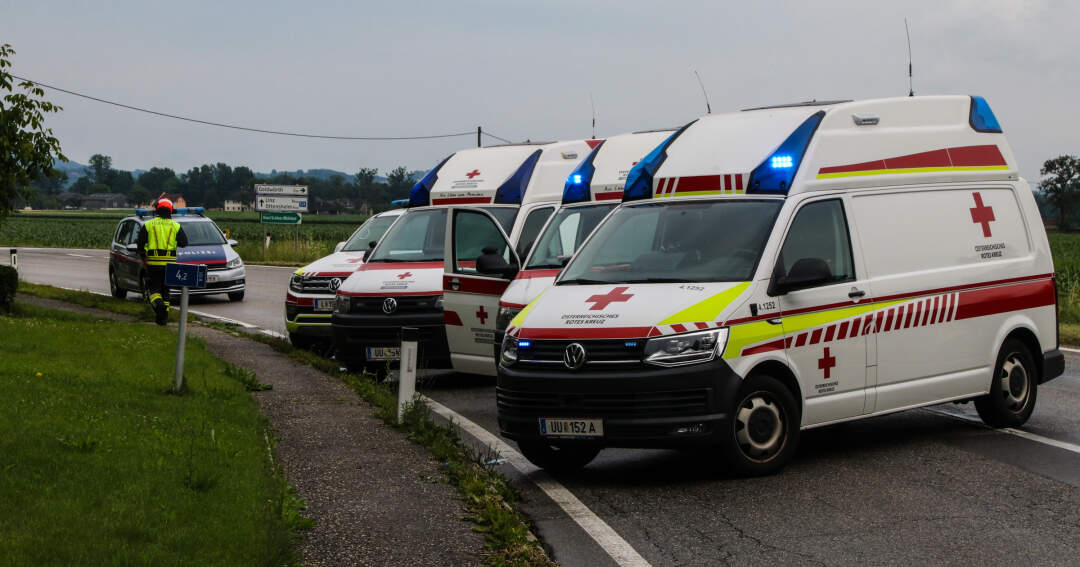 Großaufgebot von Rettungskräften nach schwerem Verkehrsunfall im Einsatz