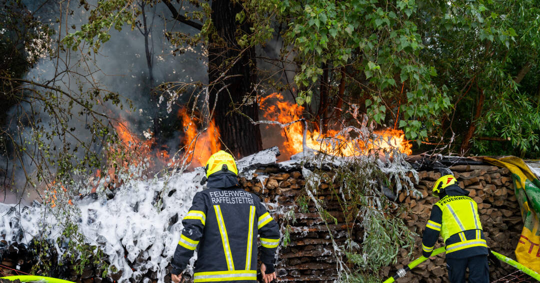 Erneuter Holzstoßbrand in Raffelstetten