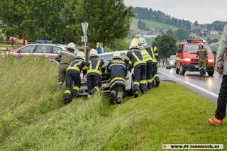Verkehrsunfall 200 Meter vom Feuerwehrhaus entfernt E200601954_05.jpg