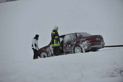 Neuschnee macht Autofahrer das Leben schwer unfall-neuschnee-002.jpg
