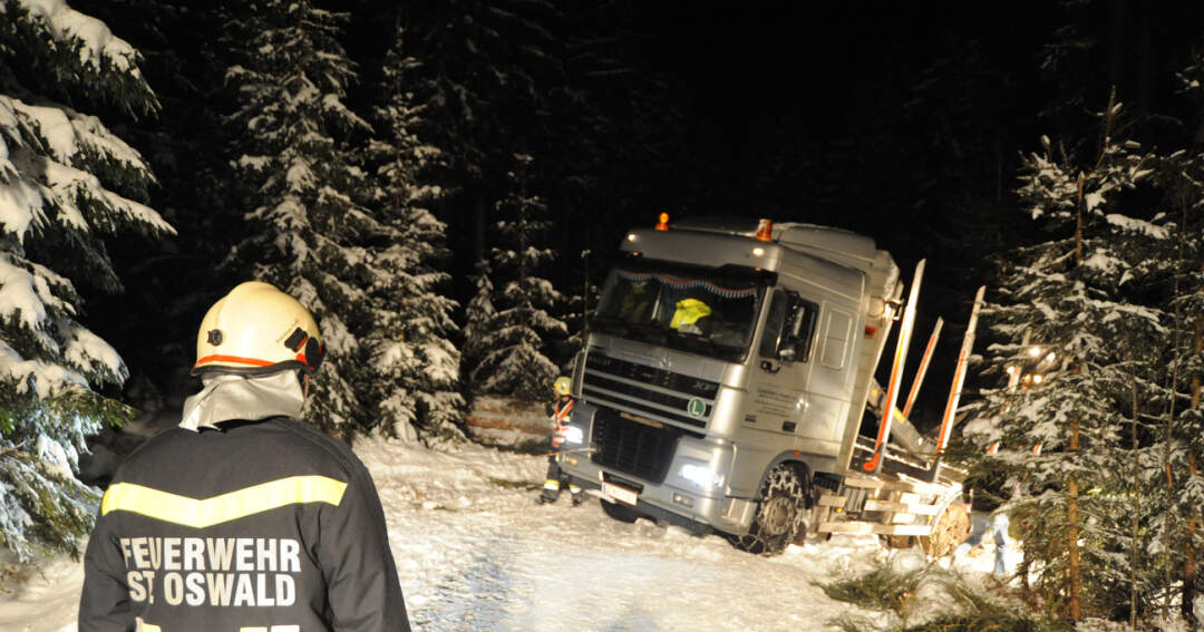 Titelbild: Schwierige Bergung: Holztransporter von Forstweg abgekommen