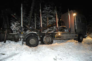 Schwierige Bergung: Holztransporter von Forstweg abgekommen holztransporter-004.jpg