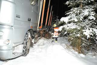Schwierige Bergung: Holztransporter von Forstweg abgekommen holztransporter-009.jpg