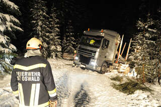 Schwierige Bergung: Holztransporter von Forstweg abgekommen holztransporter-010.jpg