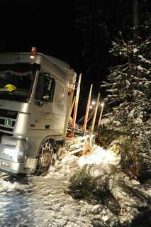 Schwierige Bergung: Holztransporter von Forstweg abgekommen holztransporter-011.jpg