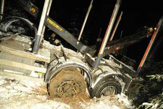 Schwierige Bergung: Holztransporter von Forstweg abgekommen holztransporter-012.jpg
